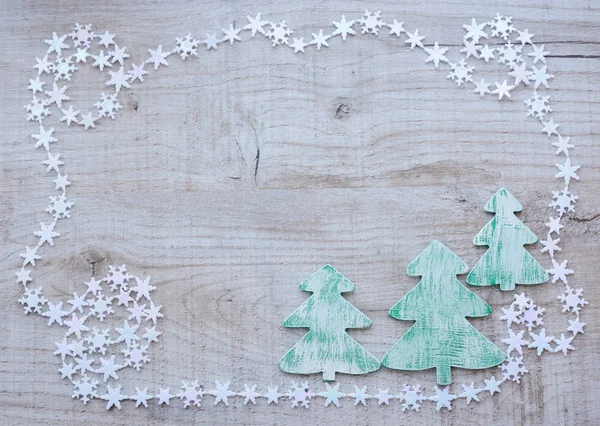 Tarjeta de felicitación. Árbol de Navidad decorativo sobre fondo de madera. Fondo navideño con espacio para tu texto . — Foto de Stock