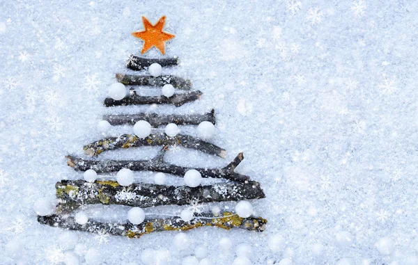 Blahopřání. Dekorativní vánoční strom na sněhu. Vánoční pozadí s prostorem pro váš text. — Stock fotografie