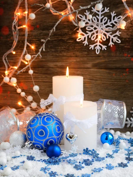 Kerst kaarsen met Kerst ornamenten en kerstverlichting. — Stockfoto