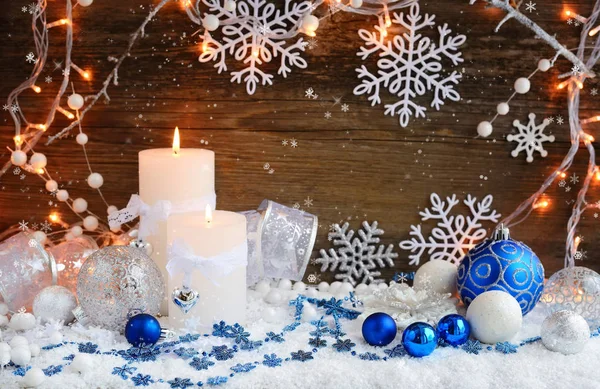 Velas de Natal com enfeites de Natal e luzes de Natal . — Fotografia de Stock