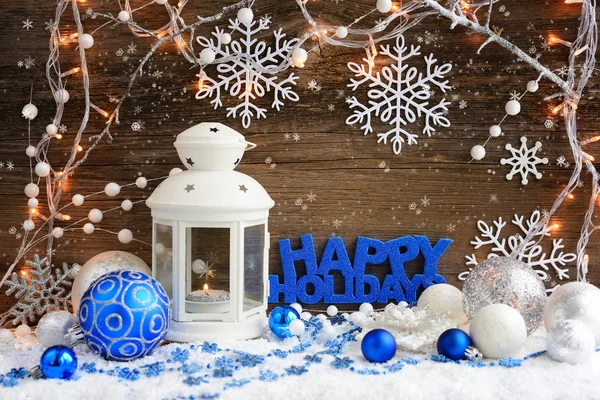 Composition de Noël avec lanterne et l'inscription "Joyeuses Fêtes" sur fond en bois — Photo