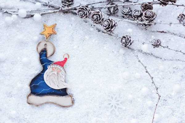 Lariks takken met kegels en Santa Claus in de sneeuw. Kerstmis achtergrond met ruimte voor uw tekst. — Stockfoto