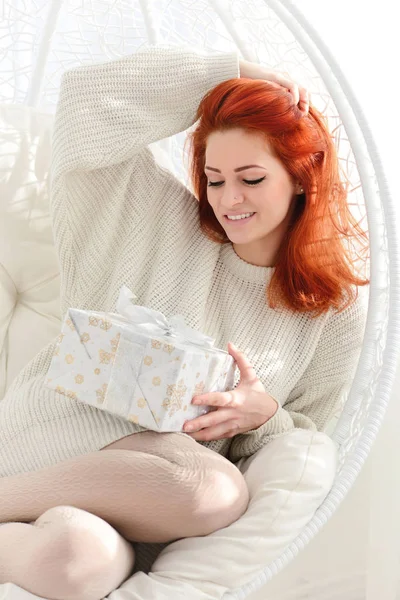 Bild einer glücklichen jungen Frau mit Geschenkbox, hübsches rothaariges Mädchenporträt mit Weihnachtsgeschenk, Konzept für Feiertage — Stockfoto