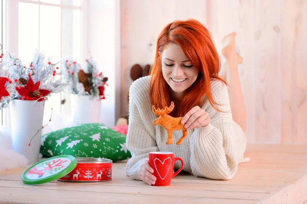 Beautiful red-haired woman lying on the floor and smiling. The c — Stock Photo, Image