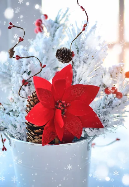 Kerst boeket in een vaas in de buurt van het venster. Het concept van Kerstmis. — Stockfoto