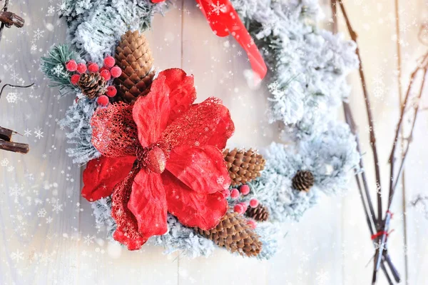 Grinalda de Natal com ramos cobertos de neve e cones. O conceito de Natal . — Fotografia de Stock