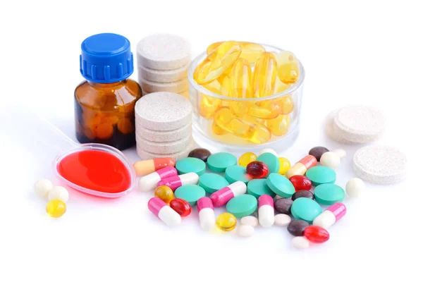 Píldoras de color, cápsulas y vitaminas aisladas sobre un fondo blanco —  Fotos de Stock