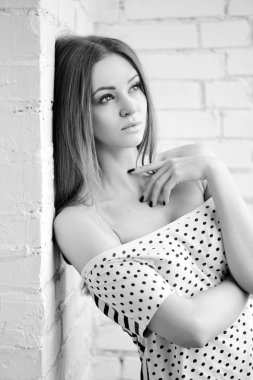 Siyah ve beyaz güzel bir kadın portresi. Çekici genç