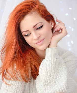 Güzel genç Kızıl saçlı kadın portre. Yumuşak güneşli renkleri.