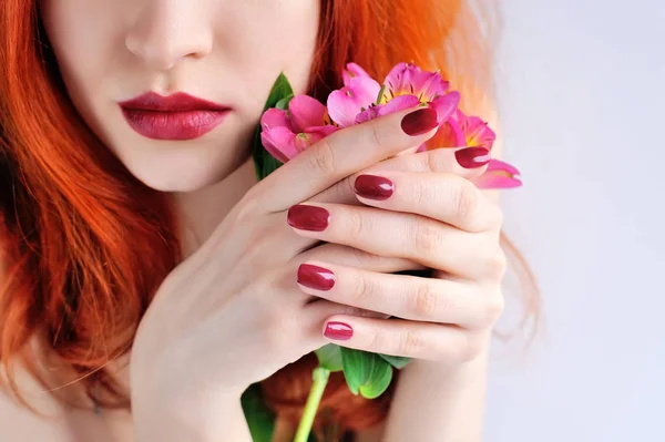 Mooie roodharige jonge vrouw met bloemen alstroemeria. Focus op handen — Stockfoto