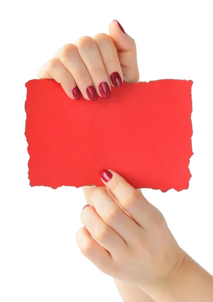 Χέρια που κρατούν κόκκινο χαρτί που απομονώνονται σε λευκό φόντο. Άδειο κενό για το κείμενό σας. — Φωτογραφία Αρχείου