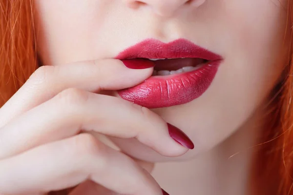 Hermosa joven pelirroja con manicura roja, lápiz labial del mismo color. Primer plano Retrato . — Foto de Stock