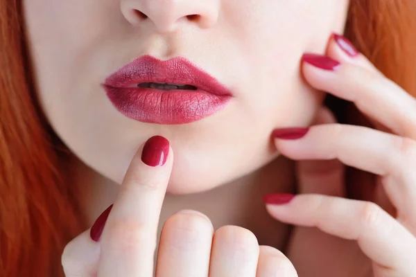 Hermosa mujer joven pelirroja con manicura de color rojo oscuro, lápiz labial del mismo color. Primer plano Retrato . — Foto de Stock