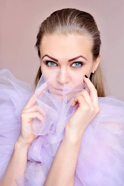 Porträt einer jungen schönen Frau mit fliederfarbenem Schleier — Stockfoto