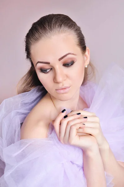 Retrato de uma jovem mulher bonita em véu lilás — Fotografia de Stock