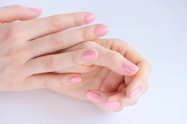 ピンクのマニキュアの爪を持つ若い女性の手のクローズ アップ — ストック写真