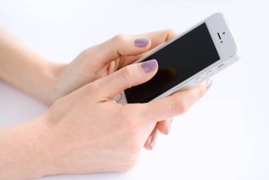 Hareket eden telefon, ekran dokunaklı parmak tutan kadınların elleri