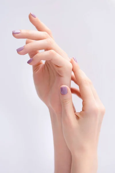 Detailní záběr na ruce mladé ženy s růžová manikúra nehty — Stock fotografie