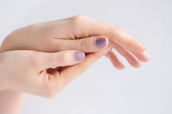 Nahaufnahme der Hände einer jungen Frau mit rosa Maniküre auf den Nägeln — Stockfoto