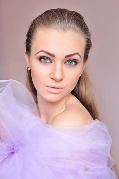 Portrait of a young beautiful woman in lilac veil — Stock Photo, Image