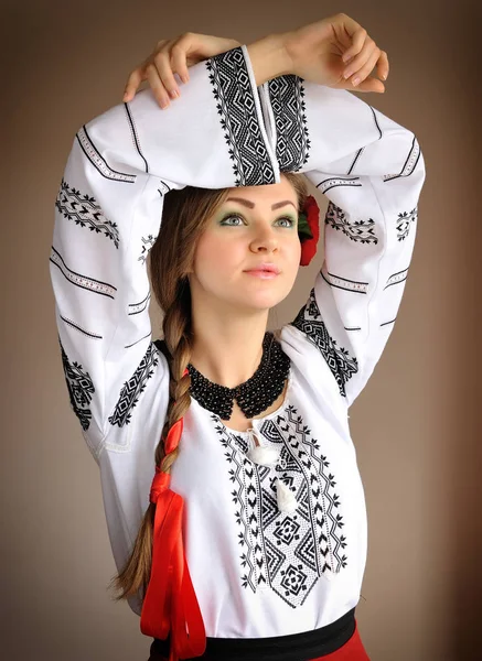 Schöne junge Mädchen in einer weißen bestickten Bluse. Mädchen in ukrainischer Stickerei. — Stockfoto