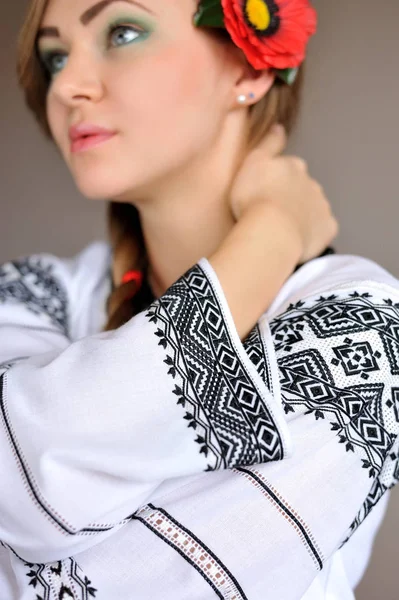 Het meisje in een geborduurde shirt. Close-up detail van geborduurde ornament. — Stockfoto