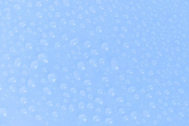 Arka plan olarak mavi bir arka plan üzerinde su damlaları