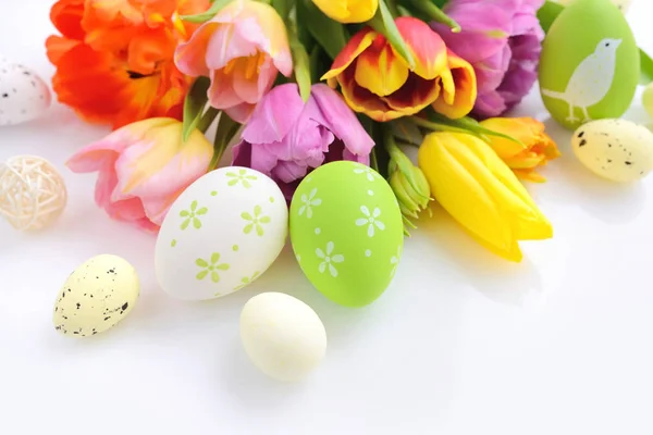 白い背景にチューリップの花とイースターの卵 — ストック写真