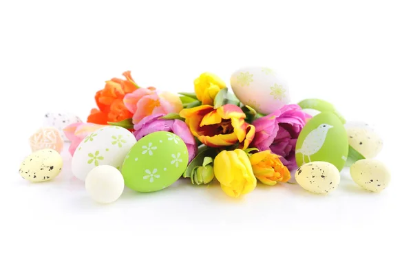Ovos de Páscoa com flores de tulipas no fundo branco — Fotografia de Stock