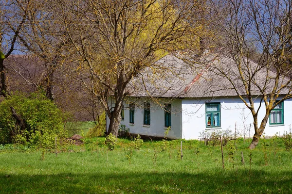 Gamla traditionella ukrainska landsbygden stuga i solljus om våren — Stockfoto