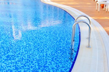 Yüzme Havuzu ile otel yakın çekim, merdiven