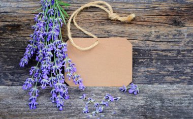 Lavanta çiçekleri (Lavandula) eski bir ahşap masa üstünde kağıt etiket ile