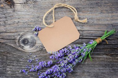 Lavanta çiçekleri (Lavandula) ile eski bir ahşap sekmesinde kağıt etiket