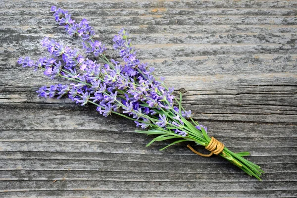 古い木製の背景にラベンダー色の花 (ラベンダー) — ストック写真