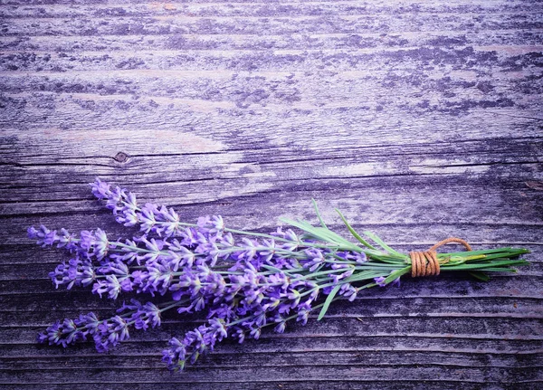 古い木製の背景にラベンダー色の花 (ラベンダー)。紫のトーンでアート写真. — ストック写真
