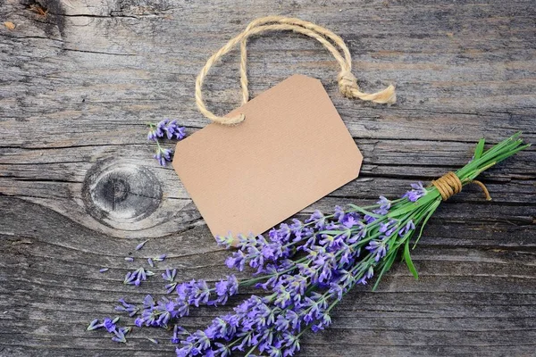 Lavanta çiçekleri (Lavandula) ile eski bir ahşap sekmesinde kağıt etiket