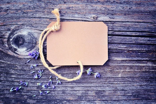 Flores de lavanda (Lavandula) con etiqueta de papel en una mesa de madera vieja. Foto de arte en tono púrpura . — Foto de Stock