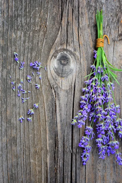 Květy levandule (Lavandula) na staré dřevěné pozadí — Stock fotografie