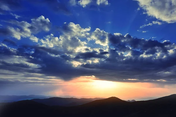 Pôr-do-sol mágico na paisagem das montanhas. Céu dramático — Fotografia de Stock