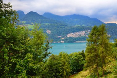 Bulutlu bir günde güzel dağ göle görüntülemek