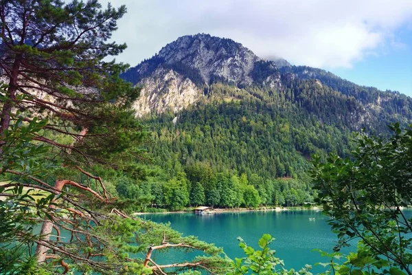 Belle vue sur le lac alpin émeraude. Lac de montagne au fond des montagnes et du ciel — Photo