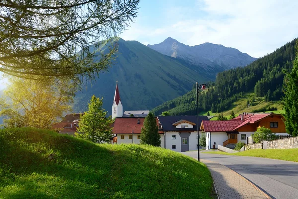 Kleurrijke zonnige ochtend in de kleine stad van Berwang. Mooie buiten scène in de Oostenrijkse Alpen. — Stockfoto