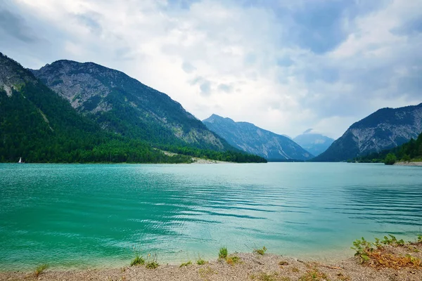 Vue sur le magnifique lac de montagne dans les Alpes par une journée nuageuse — Photo