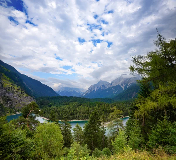 Vista sul bellissimo lago di montagna delle Alpi. Scena drammatica e pittoresca . — Foto Stock