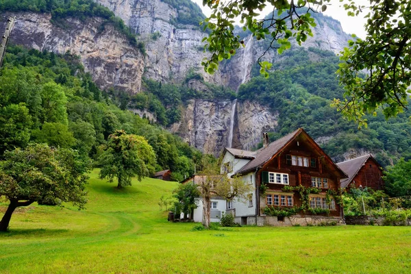 Pejzaż z hut na tle góry i wodospadu niedaleko Betlis na Walensee. Szwajcaria. Europy. — Zdjęcie stockowe