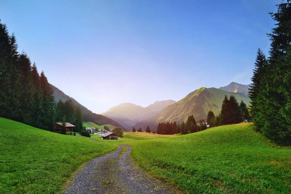 Kolorowe słoneczny poranek w austriackich Alpach — Zdjęcie stockowe