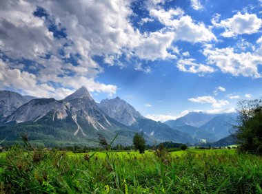 Dağ manzarası Alpleri'nde yaz. Ehrwalder Sonnenspitze (Tirol, Avusturya görünümünü)