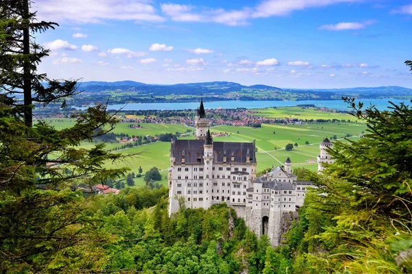 ปราสาท Neuschwanstein ปราสาทที่โด่งดังในเยอรมนีตั้งอยู่ในเมืองฟูซา, บาวาเรีย, เยอรมนี — ภาพถ่ายสต็อก