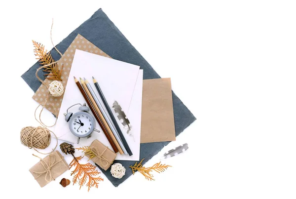 Fondo de otoño con lápices, hojas de papel y un despertador . —  Fotos de Stock