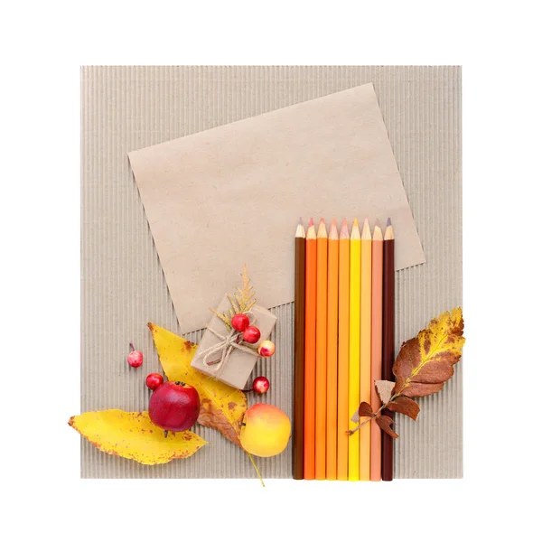 Осенний фон с чистой коричневой бумагой и цветными карандашами . — стоковое фото